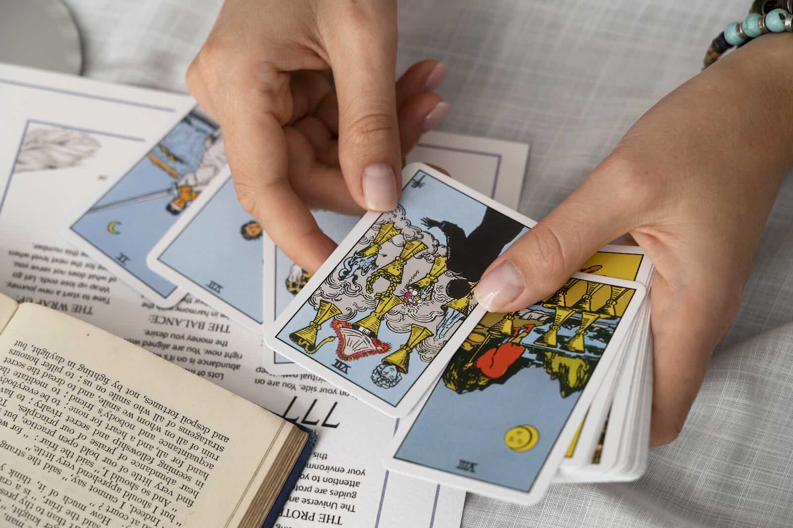 Bộ bài Tarot và không gian học tập