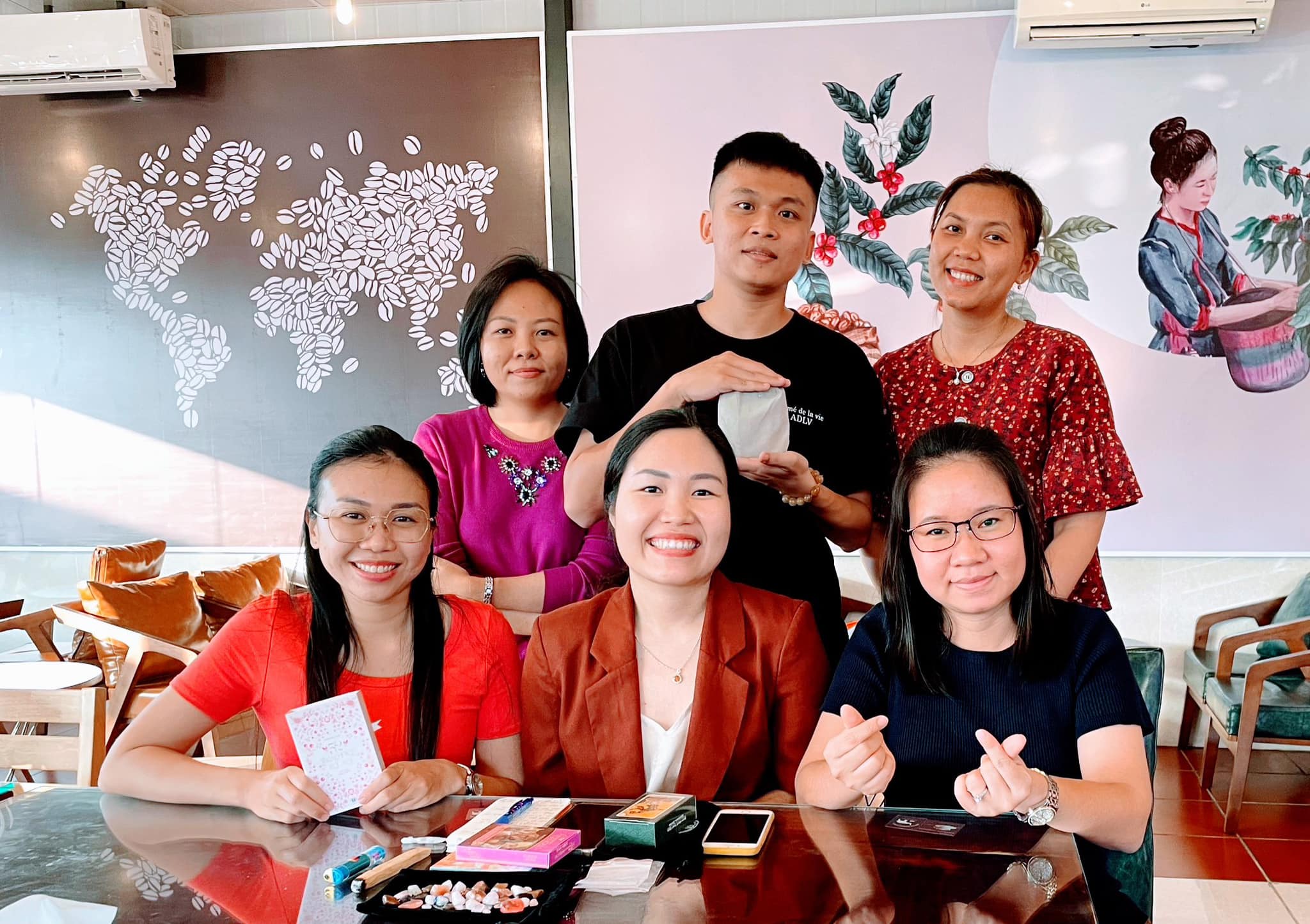 Học viên thực hành trải bài Tarot